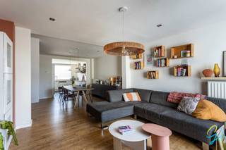 <p>Bent u op zoek naar een instapklare, moderne en energiezuinige woning op een uitstekende locatie? Dan is dit karaktervol huis in Nazareth precies wat u zoekt.</p>
<p>Deze in 2005 vernieuwde woning geniet van een topligging op wandel- en fietsafstand van het station van Nazareth, winkels en scholen. Bovendien zorgt de vlotte verbinding met de belangrijke invalswegen voor een uitstekende bereikbaarheid.</p>
<p>INDELING<br />De woning omvat een inkomhal met apart gastentoilet, gevolgd door de ruime en lichtrijke leefruimte met volledig geïnstalleerde open keuken. Dankzij de grote raampartijen geniet u hier van een aangename lichtinval en een directe verbinding met de tuin. Aansluitend bevindt zich een praktische berging die tevens dienstdoet als wasplaats.</p>
<p>Op de verdieping vinden we een in 2022 vernieuwde moderne badkamer met ligbad en toilet. Er zijn twee volwaardige slaapkamers. Eén kamer geeft toegang tot de mezzanine, die momenteel dienstdoet als berging maar perfect kan worden ingericht als slaapgedeelte.</p>
<p>Buiten vormt de tuin zonder twijfel een absolute troef. Hier geniet u van de rust en een aangenaam open zicht, waardoor het de ideale plek is om te ontspannen en te genieten van het buitenleven.</p>
<p>Vermelde oppervlakten zijn louter informatief en niet bindend.</p>
<p>Voor meer informatie of een bezoek, contacteer Lisse:<br />0477 17 19 12 – lisse@cornelis-goeman.be</p>