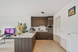 Op een uitstekende locatie te Vremde bevindt zich dit instapklare appartement met zuid-georiënteerd terras. U bevindt zich hier nabij winkels, scholen en het openbaar vervoer.<br /><br />We betreden het appartement via de inkomhal met apart gastentoilet. De lichtrijke leefruimte kan u inrichten met een gezellige zithoek en een aparte eetplaats. De open keuken is mooi geïntegreerd in het geheel en is voorzien van de voornaamste toestellen. Aansluitend aan de keuken bevindt zich de berging/wasplaats. Via de nachthal hebt u toegang tot de twee slaapkamers en een badkamer met dubbele lavabo en douchebad. Op het zuid-georiënteerd terras kan u steeds in alle rust genieten van het mooie weer. Er is een ruime kelderberging en garagebox inclusief. De vaste bijkomende gemeenschappelijke kosten bedraagt €30/maand. <br /><br />Het appartement is beschikbaar van 1/10/2026.<br /><br />U dient een bezoekaanvraag in te dienen via het zoekertje op onze website via de knop "vraag bezoek aan".<br /><br />Dit is een uitstekende opportuniteit als u op zoek bent naar een ruim appartement met 2 slaapkamers en een zuidgericht terras. Contacteer ons voor meer informatie op 0468 25 68 03 of neem een kijkje op www.boonstravastgoed.be . <br /><br />Bijzonderheden:<br />- Garagebox<br />- 2 slaapkamers<br />- Zuid-georiënteerd terras