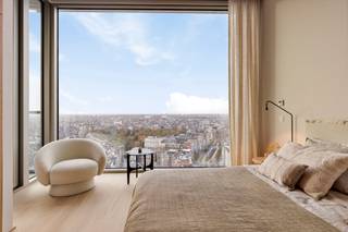 Eén van de iconische gebouwen die de skyline van Antwerpen vormen. <br /><br />Wonen in het centrum van de Stad, aan het vernieuwde operaplein, op de kroon van de Meir en luttele fietsminuten van het Zuid en het Eilandje.<br />Te midden van de Metropool Antwerpen: tussen mode en diamant, tussen "de Leien en de Kaaien", waar oud en nieuw samen komen, het hart van de stad is uw achtertuin. <br /><br />Duurzaamheid en kwaliteit vormen de bouwstenen van de Antwerp Tower. De gevel wordt gekenmerkt door middel van gepolijste betoncomponenten met witte marmergranulaten en lichtgouden raampartijen. Tijdloos elegent, stijlvol eigentijds. <br /><br />Een royale lobby leidt u naar de separate liften die toegang geven tot de bovenste penthouses. De Serenity appartementen zijn gelegen op de 22ste tot en met de 26ste verdieping. <span>Optimale luxueuze afwerking op maat, royale glaspartijen en een uitzonderlijk panoramisch zicht !<br /><br />Wonen in één van de meest iconische gebouwen van Antwerpen ! <br /><br /></span>