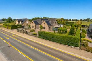 <p><span>Ruime villa op 20 are met vijver, volledige kelder en mogelijkheid tot vier slaapkamers!</span></p><p><span> </span></p><p><span>Deze bijzonder ruime villa is gelegen op een volledig omheind perceel van 20 are aan de Rijksweg 59 in Lanklaar. Met een bewoonbare oppervlakte van circa 332 m², drie volwaardige slaapkamers, een bijkomende multifunctionele kamer, twee badkamers en een volledige kelderverdieping biedt deze woning uitzonderlijk veel ruimte en mogelijkheden.</span></p><p><span> </span></p><p><span>De woning geniet van een centrale ligging nabij winkels, scholen en openbaar vervoer. Ook het centrum van Dilsen-Stokkem, Maasmechelen Village, de Nederlandse grens en de E314 zijn vlot bereikbaar. Aan de achterzijde grenst het perceel aan een open landschap, waardoor u geniet van een vrij en groen uitzicht over de omliggende velden.</span></p><p><span> </span></p><p><span>Via de imposante inkomhal met natuurstenen vloer en karaktervolle houten voordeur betreedt u de woning. Dubbele deuren verlenen toegang tot de ruime leefruimte.</span></p><p><span> </span></p><p><span>De L-vormige woonkamer geniet dankzij de grote raampartijen van veel natuurlijk licht en omvat een gezellige zithoek en een ruime eetplaats met elektrische haard. Op het gelijkvloers is bovendien vloerverwarming aanwezig.</span></p><p><span> </span></p><p><span>Aansluitend bevindt zich de lichtrijke tuinkamer. Deze extra leefruimte biedt een mooi zicht op de tuin en vormt het hele jaar door een aangename plek om te ontspannen.</span></p><p><span> </span></p><p><span>De gerieflijke keuken sluit rechtstreeks aan op de leefruimte. Verder bevinden zich op het gelijkvloers een volwaardige slaapkamer en een bijkomende kamer die kan worden ingericht als vierde slaapkamer, bureau, speelkamer of hobbyruimte.</span></p><p><span> </span></p><p><span>De ruime, volledig betegelde badkamer is uitgerust met een hoekbad, een afzonderlijke douche en een dubbel lavabomeubel. Dankzij de slaapkamer en badkamer op deze verdieping is gelijkvloers wonen perfect mogelijk.</span></p><p><span> </span></p><p><span>Op de verdieping kijkt de ruime overloop uit over de inkomhal en benadrukt het open karakter van de woning.</span></p><p><span> </span></p><p><span>Hier bevinden zich twee royale slaapkamers. De ouderlijke slaapkamer beschikt over airconditioning en een ruime inloopdressing. De tweede slaapkamer heeft een speelse en bijzonder ruime indeling en beschikt over een eigen badkamer met douche, wastafel en toilet. Dankzij de royale oppervlakte kan deze kamer eventueel worden opgesplitst in twee afzonderlijke slaapkamers.</span></p><p><span> </span></p><p><span>De woning is volledig onderkelderd en beschikt daardoor over een uitzonderlijke hoeveelheid bijkomende ruimte.</span></p><p><span> </span></p><p><span>Naast de ruime inpandige garage zijn er verschillende bergingen en multifunctionele ruimtes aanwezig. Momenteel zijn delen van de kelder ingericht als fitnessruimte, hobbyruimte en gameroom. De kelder biedt tal van mogelijkheden en kan eveneens worden benut als atelier, speelkamer, werkruimte of extra ontspanningsruimte.</span></p><p><span> </span></p><p><span>De aangelegde tuin vormt één van de absolute blikvangers van deze eigendom. Centraal bevindt zich een royale vijverpartij, omgeven door groen, wandelpaden en verschillende zitplaatsen. Het houten vlonderterras en het tuinpaviljoen creëren een bijzonder rustgevende buitenomgeving.</span></p><p><span> </span></p><p><span>Aan de zijkant van de woning bevindt zich bovendien een gezellig overdekt terras. Dankzij de volwassen beplanting, de volledige omheining en de afsluitbare toegangspoorten geniet u hier van veel privacy.</span></p><p><span> </span></p><p><span>Achteraan biedt het perceel een vrij uitzicht over de omliggende velden. Op het eigen terrein is ruime parkeergelegenheid aanwezig.</span></p><p><span> </span></p><p><span>De woning is uitgerust met zonnepanelen (7200wp), vloerverwarming op het gelijkvloers en airconditioning in de ouderlijke slaapkamer.</span></p><p><span> </span></p><p><span>Troeven:</span></p><ul><li><span>Vrijstaande villa op 20 are</span></li><li><span>Circa 332 m² bewoonbare oppervlakte</span></li><li><span>Drie volwaardige slaapkamers en mogelijkheid tot vierde slaapkamer</span></li><li><span>Twee badkamers</span></li><li><span>Mogelijkheid tot gelijkvloers wonen</span></li><li><span>Ruime en lichtrijke leefruimtes</span></li><li><span>Grote tuinkamer met zicht op de tuin</span></li><li><span>Volledig onderkelderd</span></li><li><span>Ruime inpandige garage</span></li><li><span>Fitness-, hobby- en gameroom</span></li><li><span>Vloerverwarming op het gelijkvloers</span></li><li><span>Airconditioning</span></li><li><span>Zonnepanelen</span></li><li><span>Fraai aangelegde en volledig omheinde tuin</span></li><li><span>Royale vijverpartij met houten vlonder</span></li><li><span>Tuinpaviljoen en meerdere terrassen</span></li><li><span>Ruime parkeergelegenheid op eigen terrein</span></li><li><span>Vrij uitzicht aan de achterzijde</span></li><li><span>Centrale ligging nabij winkels, scholen, openbaar vervoer en de Nederlandse grens</span></li></ul><p><span>Meer informatie of een bezichtiging?</span></p><p><span> </span></p><p><span>Robin Raeven – Jemar.be</span></p><p><span>📞 0484 35 73 08</span></p><p><span>📧 robin@jemar.be</span></p><p><span> </span></p>