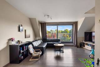<strong>Duplex</strong> appartement op de tweede verdieping in het <strong>centrum van Essen</strong>, <span>dichtbij winkels, scholen, station en openbaar vervoer!<br /><br /><strong>Huurprijs: 750 Euro per maand</strong><br /><strong>+ 45 euro gemeenschappelijke kosten</strong><br /><strong>Huurwaarborg = 3 maanden huur</strong><br /><br /><br />Dit appartement is op het gelijkvloers voorzien van:<br />- Een inkom<br />- Een apart toilet met handenwasser<br />- Een leefruimte met <strong>toegang tot het terras</strong><br />- Een lichtrijke keuken uitgerust met een combi-oven, keramische plaat, vaatwasser, koelkast en <strong>met toegang tot het tweede terras</strong><br />- Een <strong>wasplaats/berging</strong><br /><br />De verdieping is voorzien van:<br />- Een slaapkamer met <strong>airco</strong><br />- Een badkamer met douche en lavabo<br /><br />Algemeen:<br />- Een <strong>elektrisch zonnescherm</strong><br />- Airco in de slaapkamer<br />- Ventilatie<br />- <strong>Gemeenschappelijke kosten: 45 euro per maand</strong><br />- Beschikbaar in overleg met de huurster<strong><br /></strong><br /></span>