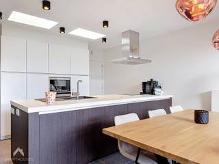 <p>Kwalitatief afgewerkte en energiezuinige woning nabij winkels, scholen, openbaar vervoer en belangrijke invalswegen. Het gelijkvloers omvat een praktische inkomhal met vestiaire en inbouwkast, apart gastentoilet, slaapkamer met eveneens ingebouwde kasten, een ruime leefruimte met veel natuurlijke lichtinval en een volledig uitgeruste open keuken. Daarnaast zijn er een badkamer met inloopdouche, een berging en wasruimte aanwezig. De aangelegde tuin met terras, tuinberging en zithoek vormt een aangename verlenging van de leefruimte. Op de verdieping bevinden zich nog twee volwaardige slaapkamers en een praktische bergzolder.</p>
<p>Extra troeven:</p>
<ul>
<li>Energiezuinig</li>
<li>Lucht-luchtwarmtepomp</li>
<li>Voorzien van 9 zonnepanelen</li>
<li>Conforme elektrische installatie</li>
<li>Verzorgde en aangelegde tuin</li>
<li>Riante lichtinval</li>
<li>Instapklaar</li>
<li>Centrale ligging nabij alle voorzieningen</li>
</ul>
<p>Deze woning is te koop ZONDER makelaar via het concept van Smart Houses! Wenst U verdere inlichtingen of bezoek? Contacteer rechtstreeks de eigenaar via +32497729605 bij voorkeur via whatsapp</p>