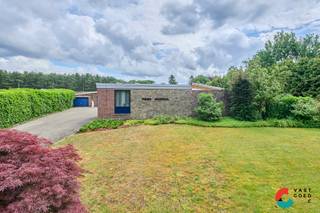 Zeer goed onderhouden gezinswoning op perceel van ruim 1300m², 3 slaapkamers en EPC: B<br /><br />De woning is als volgt Ingedeeld:<br />GELIJKVLOERS:<br />- Inkom <br />- Bureau<br />- Eetkamer<br />- Woonkamer <br />- Keuken<br />- Toilet <br />- Berging<br />- Badkamer<br />- Nachthal<br />- 3 Slaapkamers <br />TUIN:<br />- Ruim perceel met privacy <br />- Dubbele garage <br />- Carport <br />- Overdekt terras <br /><br />TROEVEN:<br />- Uitstekende ligging <br />- Instapklaar <br />- EPC: B <br />- Zonnepanelen <br />- Zonneboiler<br />- Overdekt terras