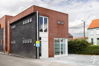 TE KOOP in Oudenaarde<br /><br />Op zoek naar een moderne woning waar comfort en ruimte mooi samenkomen? Deze aangename woning uit 2010 combineert een praktische indeling met veel natuurlijk licht en een bijzonder ruim terras.<br /><br />Via de inkomhal, voorzien van een apart gastentoilet, kom je in de leefruimte. Dankzij de grote raampartijen geniet je hier van een aangename lichtinval. De open, volledig geïnstalleerde keuken sluit naadloos aan op de leefruimte en vormt het ideale hart van de woning. Aansluitend is er een praktische berging met aansluitingen voor wasmachine en droogkast.<br /><br />Op de eerste verdieping bevinden zich twee ruime, volwaardige slaapkamers, een tweede apart toilet en een comfortabele badkamer met zowel een ligbad als een douche.<br /><br />De absolute troef van deze woning is ongetwijfeld het terras van maar liefst +45 m². Via het grote schuifraam stap je rechtstreeks vanuit de leefruimte naar buiten, waar je volop kunt genieten van ruimte en zonnige dagen. Bovendien beschikt het terras over een ruime, afgesloten buitenberging, ideaal voor het veilig stallen van meerdere fietsen.<br /><br />Een private parkeerplaats zorgt bovendien voor extra comfort.<br /><br />Kortom: een moderne, instapklare woning met een uitzonderlijk groot terras en alle comfort die je vandaag zoekt. Een bezoek is absoluut de moeite waard!<br /><br />Richtprijs: 298.000€<br /><br />Contacteer Ruben via e-mail: ruben@cornelis-goeman.be of via de website van Cornelis Goeman.