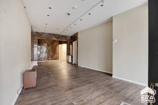 Handelspand met ruime kelderberging te koop in hartje LommelLommel-Centrum: Instapklare en direct beschikbare handelsruimte met commerciële...