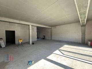 Espace commercial ou de bureau nouvellement construit avec une surface généreuse de 139 m² dans le quartier dynamique de Drongen. Cet espace stratégiquement situé offre une énorme visibilité, à seulement +/- 450 mètres de la bretelle 13 Drongen de l'E40, ce qui en fait un emplacement idéal pour votre entreprise. L'excellente accessibilité est encore renforcée par les transports publics, la gare de Gand-Saint-Pierre se trouvant à 8,8 kilomètres. En outre, plusieurs arrêts de bus se trouvent dans les environs immédiats.<br /><br />L'espace de construction fait partie du projet élégant et moderne 'Sophora', qui est connu pour ses grandes fenêtres. <br />La livraison en casco vous donne la possibilité de personnaliser entièrement l'espace en fonction de vos besoins et exigences spécifiques. Que vous souhaitiez créer une boutique attrayante, une salle d'exposition spacieuse, un espace de travail innovant ou un bureau efficace, l'agencement est entièrement adaptable à vos besoins. D'autres surfaces sont également disponibles à la vente, ce qui vous offre différentes options en fonction de la taille et du type de votre entreprise.<br /><br />L'espace est disponible immédiatement, ce qui vous permet de démarrer rapidement vos projets. N'hésitez pas à contacter PANORAMA B2B GENT KANTOREN pour obtenir des informations complémentaires, des plans ou une visite sur place sans engagement. Vous pouvez nous joindre au 09 225 09 02. 