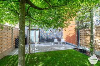 <strong>Energiezuinige woning op een toplocatie</strong> in het gegeerde Sint-Michiels. Deze instapklare woning combineert comfort , praktische indeling en tal van unieke snufjes die zorgen voor extra comfort. Bij het binnenkomen heeft U onmiddellijk een ruimtegevoel. Op gelijkvloers is een <strong>inpandige garage</strong> met bergruimte en technische ruimte. Op de eerste verdieping is er een lichtrijke leefruimte en ingerichte keuken, apart toilet en een ingemaakte kast. Op de tweede verdieping is de badkamer met douche, wastafel en hangtoilet tevens zijn er 2 slaapkamers aanwezig. <strong>De tweede slaapkamer kan opgesplitst worden</strong> tot waardoor er <strong>mogelijkheid is tot 3 slaapkamers.</strong> Buiten geniet U van een <strong>unieke, sfeervolle en groene tuin</strong> waar rust en privacy centraal staan. <strong>Het handige achterpoortje</strong> zorgt voor een vlotte toegang en maakt de tuin extra praktisch voor fietsen, tuinmateriaal of een ontspannen wandeling in de buurt. Er is een speelpleintje ook. Daarnaast beschikt de woning over heel wat leuke accenten die zorgen voor extra comfort, <strong>ruimtegevoel en een eigentijdse toets.</strong> Dit is een buitenkans voor wie op zoek is naar comfortabele woning in Sint-Michiels.<br /><br /><strong><u>Gelijkvloers:</u></strong>
<ul>
	<li>Inkomhal;</li>
	<li>Bergruimte/Technische ruimte;</li>
	<li>Inpandige garage;</li>
	<li>Magnifiek aangelegde tuin met terras die omgeven is het in groen;</li>
	<li>Achterpoortje / Uitweg;</li>
	<li>Waterverzachter;</li>
</ul>
<br /><strong><u>Eerste verdieping:</u></strong>

<ul>
	<li>Lichtrijke leefruimte;</li>
	<li>Ingerichte keuken voorzien van alle toestellen;</li>
	<li>Apart hangtoilet;</li>
	<li>Ingemaakte kast;</li>
</ul>
<strong><u>Tweede verdieping:</u></strong>

<ul>
	<li>2 slaapkamers;</li>
	<li>de tweede slaapkamer kan opgesplitst worden waardoor er mogelijkheid is tot 3 slaapkamers;</li>
	<li>Badkamer met inloopdouche, wastafel en toilet;</li>
</ul>
<strong><u>Troeven:</u></strong>

<ul>
	<li>Waterverzachter;</li>
	<li>Recente ketel;</li>
	<li>Regenwater voor de tuin;</li>
	<li>Goedgekeurde elektriciteit;</li>
	<li>Energielabel B;</li>
	<li>Mogelijkheid om op het gelijkvloers praktijk/bureau/nagelstudio/vrij beroep te voorzien;</li>
	<li>Veel unieke snufjes die U moet komen bekijken;</li>
	<li>Achterpoortje uitweg;</li>
</ul>
<br /><br />Meer informatie of een bezoek aan deze leuke woning? Contacteer ons via: <strong>oostkamp@caenen.be</strong><br /><br /><br /><br /> 