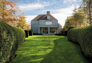Unieke en moderne villa gelegen op enkele passen van het Dominicanen kerkje in hartje Zoute.Indeling: inkomhal met imposante draaitrap, vestiaire en...