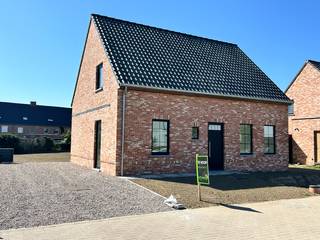 Volledig afgewerkte en instapklare woning met zuid georiënteerde tuin, oprit en parkeermogelijkheden voor de deur.<br /><br />Oplevering en sleuteloverdracht bij notariële akte.<br /><br />Deze woning is gelegen in de nieuwe verkaveling "Mirrepadde" vlakbij het centrum van Wakken en op wandelafstand van provinciaal domein De Baliekouter. Uiterst rustige en aangename ligging.<br /><br />De woning werd uiterst kwalitatief en energiezuinig gebouwd. Standaard worden 8 zonnepanelen (3.200 Wp) voorzien. Uiteraard kan dit uitgebreid worden.<br />De woning wordt verwarmd d.m.v. vloerverwarming aangestuurd door een lucht/water warmtepomp.<br /><br />Overal pvc schrijnwerk met superisolerende beglazing.<br /><br />Op het gelijkvloers is de indeling als volgt: inkomhal met gastentoilet, L-vormige leefruimte met prachtige open keuken, wasplaats, ruime berging met zijdeur naar de oprit waar het plaatsen van een carport mogelijk is.<br /><br />Boven zijn er drie volwaardige slaapkamers voorzien, een apart toilet en een aangename en ruime badkamer. Bergzolder in de nok, bereikbaar via een luik en plooitrap.<br /><br />Prijs wordt opgesplitst als volgt:<br /><br />- grondwaarde 160.851 € + registratie<br />- constructie, afgewerkt volgens lastenboek: 302.435,22 € + btw<br /><br />Prijzen zijn volledig afgewerkt en inclusief:<br /><br />- laminaat en plinten op verdieping<br />- spatwand keuken<br />- steellookdeur tussen inkom en living<br />- terras aangelegd in keramische tegels 60/60<br />- gietijzeren deksels op controle -en regenput<br />- pad in betonklinkers tot aan voordeur<br />- klaarzetten en inzaaien gazon + wadi<br /><br />Bijkomende kosten excl. btw:<br />- 500,- € diverse attesten en studie<br />- 450,- € meet -en verkavelingsaktekosten<br />- 4.675,- € aansluitingskosten