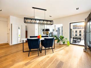 <p>Met het Eilandje op wandelafstand bevindt zich, op de derde verdieping van een gebouw met lift, dit ruime en lichtrijke appartement van ca. 120 m². Het werd gerenoveerd in 2021 en beschikt over 2 slaapkamers en een royaal terras van maar liefst 27 m².<br /><br />INDELING:<br /><br />Via het aparte inkomhalletje betreden we het appartement, dat een aangename scheiding vormt tussen de leef- en slaapruimtes.<br /><br />De royale leefruimte vormt het hart van het appartement en biedt moeiteloos plaats aan een ruime zit- en eetkamer. Grote raampartijen zorgen voor een aangename lichtinval en versterken het open ruimtegevoel.<br /><br />Aansluitend bevindt zich de open, volledig uitgeruste keuken, voorzien van kwalitatieve SMEG-toestellen, veel werk- en opbergruimte én een handgesneden tegelwand.<br /><br />De houten parketvloer geeft het geheel extra warmte en karakter. Met een opschuur- en opfrisbeurt kan deze opnieuw als nieuw worden afgewerkt. Hiervoor werd reeds een offerte opgevraagd van ca. €5.300 incl. btw.<br /><br />Verder beschikt het appartement over 2 slaapkamers, een badkamer met wastafelmeubel en toilet, een afzonderlijke inloopdouche met regendouche én een apart gastentoilet.<br /><br />Dé blikvanger? Het 27 m² grote terras: een volwaardige buitenruimte met plaats voor zowel een grote eettafel als een gezellige loungehoek. Een zeldzame troef midden in de stad.<br /><br />BIJZONDERHEDEN:<br /><br />- Zuidgericht terras<br />- Gerenoveerd in 2021<br />- Volledig uitgeruste keuken met SMEG-toestellen<br />- Lift, fietsenberging en gemeenschappelijke kelder</p>