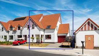 Perfect onderhouden woning rustig en centraal gelegen in het centrum van Duinbergen, met alle winkels en het station op wandelafstand. Een stevige woning met een mooie stadstuin en voldoende parkeerplaats op eigen terrein.<br /><br />Ruime inkomhal met de trap en een gastentoilet, een gezellige leefruimte, die dankzij de grote raampartijen een aangenaam contact met de tuin biedt. Aansluitend bevindt zich de ruime, afgesloten keuken met een praktische berging, voorzien van aansluitingen voor wasmachine en droogkast. De tuin is onderhoudsvriendelijk aangelegd, beschikt over een aparte ingang en geniet van een gunstige zuidoostelijke oriëntatie.<br /><br />Op de eerste verdieping bevinden zich drie volwaardige slaapkamers. Eén van de slaapkamers geeft toegang tot een extra ruimte die perfect kan dienen als dressing, bureau of hobbykamer. Verder beschikt de woning over een moderne badkamer met inloopdouche én een tweede douchekamer, wat zorgt voor extra comfort.<br /><br />De buitenruimte is mooi, verzorgd en onderhoudsvriendelijk. De woning beschikt over een extra grote oprit met plaats voor 2 wagens en een aparte garage.<br /><br />Energielabel C dus geen renovatieplicht, overal dubbele beglazing, 2 parkeerplaatsen + een garage op eigen terrein, betonnen gewelven,....<br /><br />Bezoeken? Neem contact op met Willem Cauwels op tel 050.89.27.70