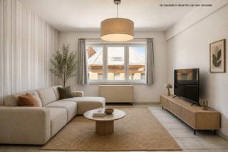 <strong>Zeer goed onderhouden en energiezuinig (EPC B) tweeslaapkamerappartement in het hart van Lubbeek. </strong>Dankzij de centrale ligging bevinden apotheek, supermarkt, bakker, kaaswinkel, bank, horeca, bushaltes en een ruime openbare parking zich allemaal op wandelafstand. Het appartement maakt deel uit van een kleinschalige residentie met lift en geniet van zeer lage gemeenschappelijke kosten.<br /><br />Via de lift (5 jaar geleden gerenoveerd) bereiken we de tweede verdieping, waar u wordt verwelkomd in een inkomhal met apart toilet. Verder beschikt het appartement over twee slaapkamers, een badkamer met inloopdouche en lavabo, en een lichtrijke leefruimte van ca. 30 m² met een geïnstalleerde open keuken. Genieten van de zon en de rust kan op het ruim, zuidgericht terras met uitzicht op de gemeenschappelijke tuin.<br /><br />Dit appartement verkeert in uitstekende staat en is volledig instapklaar. Bovendien geniet u van een gunstige EPC-score, conforme elektriciteit, lage gemeenschappelijke kosten en een uitstekende ligging in het centrum van Lubbeek. Het appartement beschikt ook over een droge privé-kelder en plaats voor fietsen. <br /><br /><strong>Bent u op zoek naar een instapklaar appartement op een toplocatie? Contacteer Anne-Leen via 0495/138.111 voor meer informatie of een bezoek.</strong>