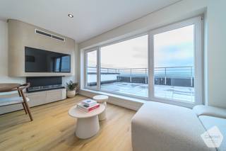 Op een absolute topligging aan de Zeedijk van De Panne bevindt zich deze <strong>uitzonderlijke penthouse</strong> met <strong>frontaal zeezicht</strong> en <strong>meer dan 30 m² aan terrassen</strong>. Een zeldzame kans voor wie op zoek is naar licht, comfort en een <strong>goed benutte ruimte</strong> met een ongeëvenaard uitzicht op zee. Het dak, de terrassen en de balustrades werden recent vernieuwd.<br /><br /><strong>Indeling</strong><br /><br />Bij het binnenkomen wordt u verwelkomd in een inkomhal met vestiaire.<br />De leefruimte is lichtrijk, geniet van een<strong> adembenemend frontaal zeezicht</strong> en geeft rechtstreeks toegang tot het royale voorste terras.<br /><br />De penthouse beschikt over <strong>twee terrassen:</strong>
<ul>
	<li>een groot voorterras met panoramisch zeezicht,</li>
	<li>en een zonnig zuidgericht achterterras, ideaal om in alle rust te genieten.</li>
</ul>
De <strong>prachtige open keuken</strong> is uitgerust met kwalitatieve toestellen en vormt een mooi geheel met de leefruimte, waar elke vierkante meter <strong>optimaal werd benut</strong>.<br /><br />Er zijn <strong>twee slaapkamers:</strong>

<ul>
	<li>een comfortabele slaapkamer met toegang tot het zuidgerichte terras achteraan,</li>
	<li>en een <strong>tweede, kleinere maar gezellige slaapkamer</strong>, ideaal als logeerkamer, kinderkamer of bureau.</li>
</ul>
De <strong>ruime en stijlvolle badkamer</strong> beschikt over een <strong>grote inloopdouche, toilet, wasaansluiting voor wasmachine</strong> en een <strong>ruime lavabo</strong>.<br /><br />Daarnaast is er een <strong>private kelderberging</strong> inbegrepen, ideaal voor extra opslagruimte.<br /><br />Bent u op zoek naar een top gerenoveerde en bijzonder gezellige penthouse met frontaal zeezicht, gelegen op het hoogste verdiep en zonder bovenburen? Dan is dit unieke pand zonder twijfel de ideale match voor u.<br /><br />📞 <strong>Interesse?</strong> Neem vandaag nog contact met ons op voor meer informatie of een bezichtiging en laat u verrassen door deze unieke penthouse aan zee.