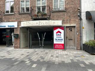Ruim handelspand met veel opbergruimte te huur op toplocatie te Lommel.Onmiddellijk beschikbaar...