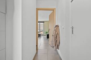 <p>Dit ruim en lichtrijk appartement is gelegen op de bovenste verdieping van residentie Reynaert (ruime lift aanwezig in het gebouw) en is rustig maar centraal gelegen, op enkele stappen van openbaar vervoer, scholen en winkels. Indeling: een inkomhal, een ruime leefruimte met open keuken die zuidwestelijk georiënteerd is waardoor je kan genieten van het namiddaglicht. Met de grote ramen open geniet je er op zonnige dagen van een heerlijk buitengevoel, terwijl het zonlicht volop naar binnen stroomt. Verder is er een praktische bergruimte, een apart toilet, een badkamer die voorzien is van dubbele wastafel, douche en een tweepersoonsbubbelbad, ideaal om na een drukke dag even volledig tot rust te komen. Verder zijn er 2 volwaardige slaapkamers en is er bij dit appartement een garagebox inbegrepen. TROEVEN: een appartement waar je de hele dag geniet van een overvloed aan natuurlijk licht én uitzonderlijke privacy, zonder inkijk. bovendien is het appartement energiezuinig (EPC B; recente condensatieketel van 2022), beschikt over een conforme elektrische keuring en er is een garagebox inbegrepen in de vraagprijs. Het appartement is momenteel verhuurd (810 euro pm) aan de perfecte huurder en werd steeds uitstekend onderhouden. De huurovereenkomst is opzegbaar mits een opzegtermijn van 6 maanden. Dit appartement bevindt zich op een ligging die het dagelijks leven verrassend eenvoudig maakt: winkels, diensten, cultureel centrum, kleuter en lagere scholen, sportcentrum, zwembad, en een mooie speelweide bevinden zich op wandelafstand. Ook het station en bushalte zijn vlakbij en vlot bereikbaar. Kortom: ideaal voor wie rustig en comfortabel wil wonen. Meer vragen, info of een bezoek? Contacteer Charlotte van IMMO TROEF: 052 52 52 00 – info@immotroef.be</p>