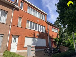 <p><span>Tussen 2 stadskernen in vinden we dit lichtrijk appartement terug.</span></p><p><span>Het pand is gelegen op korte afstand van het centrum van Edegem alsook dat van Mortsel, er zijn tal van winkels scholen en openbaar vervoer in de buurt.</span></p><p><span> </span></p><p><span>Indeling:</span></p><p><span>We betreden het pand via de ruime inkomhal waarvan er toegang is tot bijna alle ruimtes.</span></p><p><span>De 1</span><span><sup>e</sup></span><span> en grootste slaapkamer bevindt zich aan de achterzijde van het gebouw en is groot genoeg voor een dubbelbed en een kleerkast.</span></p><p><span>De badkamer is voorzien van een douche, lavabomeubel, toilet en een raam om goed te kunnen verluchten.</span></p><p><span> </span></p><p><span>Aan de voorzijde vinden we leefruimte met deels open keuken terug, de keuken is voorzien van alle nodige toestellen, voldoende opbergruimte alsook indien gewenst een optie voor het aansluiten van een wasmachine.</span></p><p><span>De keuken geeft tevens ook uit op het terras.</span></p><p><span>Aan de voorzijde naast de leefruimte vinden we de 2</span><span><sup>e</sup></span><span> en kleinere slaapkamer ten slotte nog terug.</span></p><p><span> </span></p><p><span>In de kelder is er een privatieve berging voorzien alsook een gemeenschappelijke ruimte voor het plaatsen van de wasmachine.</span></p><p><span> </span></p><p><span>Vooraan het gebouw is er voldoende ruimte voorzien voor het plaatsen van een fiets.</span></p><p><span> </span></p><p><span>Nuttige informatie:</span></p><ul><li><span>Beschikbaarheid: 01/08/2026</span></li><li><span>GEEN vaste kosten!!</span></li><li><span>Huurwaarborg: 3 maanden</span></li><li><span>Plaatsbeschrijving: €225</span></li><li><span>EPC label C</span></li></ul><p><span> </span></p><p><span>Boek nu zelf ONLINE uw afspraak in. Surf naar het betreffende eigendom op onze website <span>www.habicom.be</span></span><span> en klik op de roze knop </span><span>'PLAN EEN BEZOEK'</span><span>. <br />Kies het moment dat u het beste uitkomt, vul de gevraagde contactgegevens in en klik nadien op verzenden om te bevestigen.</span></p><p><span> </span></p><p><span> </span></p><p><span> </span></p>