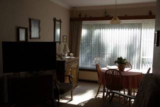 Ruime open bebouwing met 5 slaapkamers, dubbele garage en tuin in Gruitrode<br /><br />Te koop: ruime vrijstaande eengezinswoning aan de Breekiezel 33 in 3670 Oudsbergen (Gruitrode), gelegen op een perceel van 715 m². De woning dateert van 1960 en biedt met haar royale ruimtes, 5 slaapkamers en ruime bijgebouwen bijzonder veel mogelijkheden voor wie op zoek is naar een woning die naar eigen smaak kan worden gerenoveerd.<br /><br />De woning ligt gunstig op wandelafstand van het centrum van Gruitrode (ca. 400 m). Kleuteronderwijs bevindt zich op ongeveer 100 m, basisonderwijs op ca. 400 m en secundair onderwijs vanaf ca. 2 km. Langs de Breekiezel zijn bushaltes voor het openbaar vervoer. <br /><br />De woning omvat circa 192 m² woonoppervlakte, verdeeld over twee volwaardige bouwlagen. Op het gelijkvloers van ca. 96 m² bevinden zich de inkomhal, living, keuken, woonkamer, badkamer met ligbad, lavabo en toilet, berging, sas en veranda/overdekt terras van ca. 33 m². Op de verdieping van ca. 96 m² bevinden zich een overloop, 5 slaapkamers en een bergplaats. Verder beschikt de woning over een kelder van ca. 22 m² en een lage zolder. <br /><br />Achter de woning ligt een tuin met gazon en ruime oprit. Een belangrijke troef is de vrijstaande dubbele garage van ca. 55 m², voorzien van twee automatische sectionaalpoorten. Aansluitend is er nog een tuinberging van ca. 25 m². <br /><br />De woning beschikt over centrale verwarming op stookolie, een digitale elektriciteitsmeter, waterleiding, riolering, internet en kabel. Een aardgasmeter is reeds aanwezig. De woning is zeer goed onderhouden, maar vraagt renovatie en energetische modernisering, wat ze interessant maakt voor kopers die een ruime gezinswoning volledig naar eigen wensen willen inrichten. <br /><br />- EPC: 635 kWh/m²/jaar – label F. <br />- Perceel: 715 m²<br />- Woonoppervlakte: ca. 192 m<br />- 5 slaapkamers<br />- Dubbele garage + tuinberging