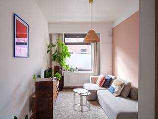 <strong>Charmante rijwoning met drie slaapkamers en een geborgen, gezellige buitenruimte in Mariakerke, Gent</strong><br /><br />De woning is instapklaar en telt een brutovloeroppervlakte van ca. <strong>123 m²</strong>. Dankzij de logische samenhang en indeling geniet ze van een <strong>aangename ruimtelijkheid en een lichtrijke beleving.</strong><br /><br />Op het gelijkvloers vormen de <strong>woonkamer</strong> en de centrale <strong>eetplaats</strong> een vloeiende verbinding met de <strong>keuken</strong> en de <strong>buitenruimte</strong>. Hier bevindt zich verder ook nog de <strong>badkamer met toilet, wastafel en inloopdouche</strong>.<br /><br />Een verdieping hoger liggen de <strong>hoofdslaapkamer</strong> en een <strong>tweede slaapkamer</strong>, momenteel <strong>ingericht als bibliotheek, met zicht op de achterliggende groen.</strong><br /><br />Op de bovenste verdieping zijn een <strong>derde slaapkamer en een bergruimte met mezzanine</strong> ondergebracht.<br /><br />De ligging is <strong>rustig en strategisch</strong>, <strong>vlot bereikbaar</strong> met de fiets of de wagen, en <strong>nabij de groene Bourgoyen. </strong><br /><br /><strong>Instapklaar (EPC C-label met zonnepanelen), karaktervol en rustig gelegen - een woning die zich evengoed leent voor een gezin, een starter of een investeerder.</strong><br />
