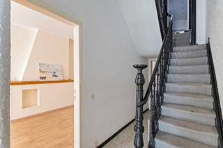 <p>In de charmante Guldenvliesstraat, een rustige zijstraat in het geliefde Zurenborg, wacht deze verzorgde woning op haar nieuwe bewoners.</p>
<p>De woning combineert authenticiteit met wooncomfort en biedt verrassend veel ruimte. Op de verschillende verdiepingen zijn er vier volwaardige slaapkamers, ideaal voor een groot gezin of wie graag werken en wonen combineert. De leefruimtes baden in licht en laten zich flexibel inrichten naar ieders wensen.</p>
<p>Een bijzondere troef is de ruime, droge kelder, die perfect als berging kan dienen, hobbyruimte of zelfs als wijnkelder. Hoewel er geen tuin aanwezig is, zijn er mogelijkheden om één of twee terrassen te creëren, zodat u toch van een eigen buitenplek kan genieten.</p>
<p>De ligging kan nauwelijks beter: midden in Zurenborg, met haar prachtige architectuur, gezellige pleinen en een breed aanbod aan restaurants, cafés en winkels. Tegelijk woont u hier rustig en residentieel, met een vlotte bereikbaarheid naar het centrum en het station.</p>
<p>Kortom, een ruime stadswoning met karakter die de unieke Zurenborgsfeer combineert met hedendaags wooncomfort.<br /><br />Extra's:<br />- Door de oppervlaktes van de kamers, kan hier perfect aan co-housing worden gedaan<br />- EPC: 313kWh/m2<br /><br /><span>Meer info en attesten (EPC, EK ) te vinden op: www.jamar.immo</span></p>
<p>Wg, Gvkr, Gvv, Gmo, Vg</p>