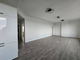 We treffen dit appartement aan te Wilrijk, in de wijk Valaar. Op wandelafstand van supermarkten, winkels, scholen, openbaar vervoer, apothekers, dokters, etc... Bovendien vlotte verbinding Brussel - Antwerpen.<br /><br />Indeling: 4Verdieping: Veiligheidsdeur, inkomhal met apart gastentoilet, CV-ruimte, woonkamer op laminaat, Open keuken voorzien van alle hedendaagse comfort, Badkamer met toegang tot het achtergelegen terras, twee zeer ruime slaapkamers.<br /><br />huurwaarborg 3 maanden - €225 incl. btw per partij voor de plaatsbeschrijving.<br /><br />alg. onkosten bedragen €125 per maand.<br /><br />Epc: 211KwH/m²/jaar.