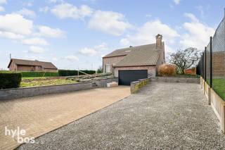 Deze ruime open bebouwing is zeer rustig gelegen en biedt u alle comfort en ruimte die u zoekt.Op het gelijkvloers betreedt u de woning via de...