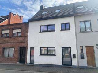 RECENT GERENOVEERDE, ENERGIEZUINIGE EN KWALITATIEVE WONING 143M² MET 3 SLAAPKAMERS, 2 BADKAMERS EN ZUID-GEORIËNTEERDE TUINLigging in centrum nabij...