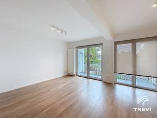 <p><strong>EVERE – Ideaal gelegen in een rustige residentiële wijk aan de Louis Piérardlaan, in de nabijheid van openbaar vervoer en winkels, schitterend 2-slaapkamerappartement van ±81m² bewoonbare oppervlakte gelegen op de 1e verdieping. Het appartement bestaat uit een inkomhal met apart toilet, een ruime en lichte woonkamer van ±24,5m² die toegang biedt tot een aangenaam terras (inclusief wasruimte) en toegang tot de tuin, een open volledig uitgeruste keuken (oven, kookplaat, dampkap, koelkast/vriezer, vaatwasser), evenals twee mooie slaapkamers van ±13,5m² en ±14,5m² en een kelder. Provisie voor lasten van € 50/maand (gemeenschappelijke delen). EPC F! Beschikbaar vanaf 01/11/2026. </strong></p>
<p></p>
<p><u>Op de 1<sup>e</sup> verdieping:</u></p>
<ul>
<li>Inkomhal met apart toilet</li>
<li>Woonkamer van ±24,5m² (5,69 x 4,32) met toegang tot terras, wasruimte, tuin en kelder</li>
<li>Open ingerichte keuken (oven, kookplaat, dampkap, koelkast/vriezer, vaatwasser)</li>
<li>Slaapkamer van ±13,5m² (3 x 4,3)</li>
<li>Slaapkamer van ±14,5m² (2,58 x 5,5)</li>
</ul>
<p></p>
<p>Provisie voor lasten van € 50/maand (gemeenschappelijke delen)</p>
<p></p>
<p>EPC F</p>