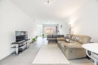 Centraal gelegen in het rustige Heestert bevindt zich deze prachtige gezinswoning in karaktervolle pastoriestijl. De woning heet ons welkom via de inkomhal met gastentoilet. De aangename en lichtrijke woonkamer met een open en volledig uitgeruste keuken sluit naadloos aan. Beide hebben een aangenaam uitzicht op de zuidwestgerichte tuin, dé ideale plek om te genieten van rust en zon. De tuin is achteraan bovendien toegankelijk via de ruime garage, wat eveneens handig is als bergplaats voor de fietsen. Op de eerste verdieping vinden we een nachthal, 3 volwaardige slaapkamers en een ruime badkamer met ligbad, inloopdouche, lavabomeubel en een tweede toilet. Er is eveneens mogelijkheid om een vierde slaapkamer te creëren onder het dak mits het plaatsen van een vaste trap. Tot slot is de elektriciteit conform en presteert de woning energetisch, EPC B ook zeer sterk! Op zoek naar een instapklare topper met karakter en comfort? Neem vandaag nog contact op voor een bezichtiging op het nummer 056 75 76 79!