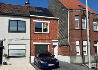 Deze charmante, instapklare woning, volledig gerenoveerd in 2008, combineert comfort met een uitstekende ligging. Met een open leefruimte, 2...