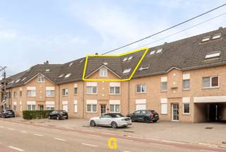 Dit leuk ingedeeld duplexappartement bevindt zich langs Holt, ter hoogte van nummer 98, op de tweede en derde verdieping van residentie Asborne.<br /><br />Op enkele minuutjes wandelen of fietsen bereikt men het centrum van Beverst, een gemoedelijke deelgemeente van Bilzen die de laatste jaren merkbaar werd opgewaardeerd met tal van aantrekkelijke projecten. De basisschool, slager, buurthal, sporthal en enkele leuke restaurantjes liggen op wandelafstand. Na een vijftal minuutjes rijden bevindt men zich al in het centrum van Bilzen, Hoeselt of Diepenbeek.<br /><br />Het appartement verkeert in vrijwel perfecte staat van onderhoud. De koper zal hier snel een nieuwe thuis kunnen maken zonder dat noodzakelijke werken aan de orde zijn.<br /><br />De specifieke indeling met hoge plafonds en mezzanine onderscheidt dit ruime appartement van ander aanbod. Onmiddellijk bij het binnenkomen ervaart men een aangenaam luchtig en ruimtelijk gevoel, zodat het hier aangenaam wonen zal zijn.<br /><br />Op heden kan een EPC worden voorgelegd met een score van 197 kWh/m² p.j. – label B, waarbij de recent geïnstalleerde gasketel nog niet in rekening werd gebracht.<br />INDELING / OMSCHRIJVING<br /><br />VERDIEPING 2<br />-Inkomhal met gastentoilet<br />-Badkamer<br />-Eerste gezellige en volwaardige ruime slaapkamer<br />-Aangenaam ruime en luchtige leefruimte met veel lichtinval, ingedeeld met een gezellige zithoek, centrale eetruimte en degelijk afgewerkte keuken met granieten werkblad en recent vernieuwde toestellen<br />-Terrasje<br />-Berging met CV en voorzieningen voor wasplaats<br />-Open trap naar de hogere verdieping<br /><br />VERDIEPING 3<br />-Ruime mezzanine, ideaal als bureel voor thuiswerk of als afzonderlijke werk- of leesplek, zonder het contact met de leefruimte volledig te verliezen<br />-Tweede volwaardige slaapkamer<br />-Derde slaapkamer, eveneens mogelijk in te richten als dressing of extra bergruimte<br /><br />Inbegrepen in de prijs is een privatieve autostandplaats achter het gebouw, evenals het gebruik van de gemeenschappelijke afsluitbare fietsenberging.<br />Tot op heden werd bovendien een garagebox gehuurd binnen de residentie. In overleg bestaat de mogelijkheid om deze garage verder te huren.<br /><br />ENKELE TECHNISCHE KENMERKEN<br />-EPC: 197 kWh/m² p.j. – label B<br />-Recent vernieuwde gasketel<br />-Elektrische installatie conform, met bijhorend attest<br />-Airco in de leefruimte<br /><br />Dit knap ingedeeld appartement kan een mooi aanbod zijn voor wie op zoek is naar een ruim, uitstekend verzorgd maar nog steeds betaalbaar appartement met drie slaapkamers en een indeling die duidelijk afwijkt van het standaard appartement. Een interessante keuze om snel zelf te bewonen, maar eveneens voor investeerders die op de eerder krappe huurmarkt een verzorgd appartement met drie slaapkamers willen aanbieden, zonder eerst nog te moeten renoveren of opwaarderen.