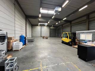 Magazijnruimte van 612m² met een klein kantoor van 72m², Unit 5A, te Kontich.Ruime parking rondom het gebouw.Goed gelegen Unit op ca. 2km van de op-...