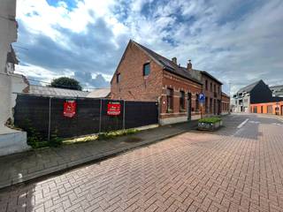 Deze bouwgrond voor halfopen bebouwing is zeer gunstig gelegen in het centrum van Geel. Alle faciliteiten zijn op wandelafstand beschikbaar,...