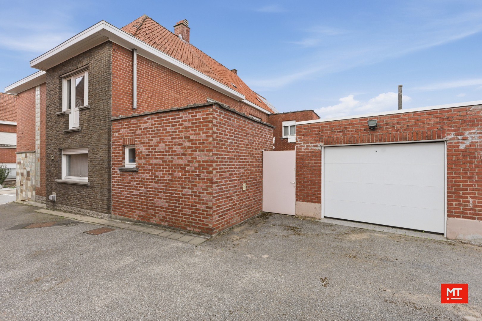 Kloeke halfopen woning met 3 slaapkamers, stadstuin en garage in centrum Meulebeke - foto 2