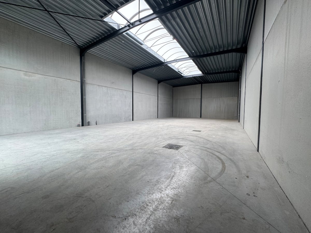 Strategisch gelegen nieuwbouwloods (311 m²) te huur – Jabbeke - foto 4