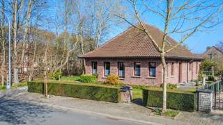 Een fijn onderhouden, residentieel gelegen gelijkvloersvilla met heden oa. 2 slaapkamers, een zeer ruime in te richten zolderverdieping (mogelijk...