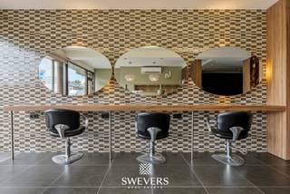 Voor meer info en foto’s, surf naar www.swevers.be – Instapklare commerciële ruimte met uitstekende zichtbaarheid langs de Kempische Steenweg 378 in Hasselt. Deze volledig gerenoveerde handelsruimte van 74 m², gebouwd in 1988 en gelegen op een perceel van 10 are 44 centiare, bevindt zich in een verzorgde staat en is momenteel ingericht als kapsalon. Dankzij de praktische indeling is het pand echter ook geschikt voor tal van andere commerciële of dienstverlenende activiteiten. De open handelsruimte wordt aangevuld met een aparte keuken (8,9 m²), een afzonderlijk toilet en een handige berging (2,9 m²). De aanwezige maatwerkinrichting zorgt voor een professionele uitstraling en laat een nieuwe eigenaar toe om snel van start te gaan. Het pand beschikt over een gunstig EPC-label A, is asbestveilig en heeft lage gemeenschappelijke kosten. Voor de deur zijn publieke parkeerplaatsen beschikbaar. Daarnaast kunnen optioneel twee garageboxen worden aangekocht voor 35.000 euro. Tijdens de renovatie werden onder meer de ramen vernieuwd en werd kwalitatief maatwerk voorzien. De ligging is een absolute troef: op 4,2 km van de autosnelweg, met openbaar vervoer op 300 meter, winkels en scholen op 450 meter en restaurants op 600 meter. Een representatieve handelsruimte met uitstekende bereikbaarheid en maximale visibiliteit, ideaal om uw zaak verder uit te bouwen. Voor meer informatie, bel 011 255 155. Bron bewoonbare oppervlakte: EPC – verslag.