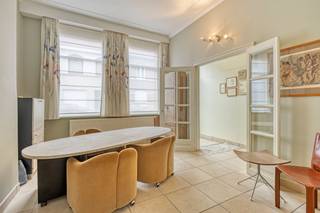 Plan je bezoek en laat je verrassen!Dit stijlvol huis biedt een perfecte combinatie van comfort, ruimte en hedendaags woonplezier. Met een bewoonbare oppervlakte van 159 m² geniet je hier van een doordachte indeling, aangename leefruimte en moderne voorzieningen. Dankzij het EPC-label B, de zonnepanelen en de lucht-lucht warmtepomp woon je bovendien extra energiezuinig.Indeling:Gelijkvloers:- Verzorgde inkomhal met gastentoilet- Sfeervolle leefruimte met veel natuurlijke lichtinval- Klassevol ingerichte keuken met praktische indeling- Extra ruimte die perfect kan dienen als slaapkamer of bureau1ste verdieping:- Slaapkamer met aansluitende dressing- Volledig ingerichte badkamer met aansluiting voor wasmachine2de verdieping:- Zeer ruime polyvalente kamer met mogelijkheid tot het creëren van 2 afzonderlijke slaapkamersBuiten:- Stijlvolle aangelegde en onderhoudsvriendelijke tuin- Gezellig terras met tuinhuisTroeven van deze woning:- Screens aanwezig aan de achterzijde van de woning - Lucht-lucht warmtepomp met airco- 12 Zonnepanelen aanwezig met nog 5 jaar nog +/- 5.000 € aan subsidies- Centrale ligging te Izegem- Eventuele mogelijkheid een garage te huren vlakbij de woning. Ben je op zoek naar een stijlvol huis met praktische indeling op een centrale ligging te Izegem. Kom dan zeker kijk en laat je verrassen door de ruimtes. Contacteer ons vandaag nog voor een bezoek ter plaatse!De eigendom wordt aangeboden via de Pre-sale formule. Op 27/06/2026 tussen 10:00 en 12:00 kan u de woning op afspraak komen bezichtigen en een bod uitbrengen. De vermelde prijs is een instelprijs. Voor meer info, gelieve contact op te nemen met de dossierverantwoordelijke.Bestuursmaatregelen in het maatregelenregister: nee