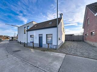 INSTAPKLARE WONING MET 2 SLAAPKAMERS, TERRAS, CARPORT EN BERGING IN OPHASSELTIn een rustige zijstraat nabij het centrum van Ophasselt bevindt zich...