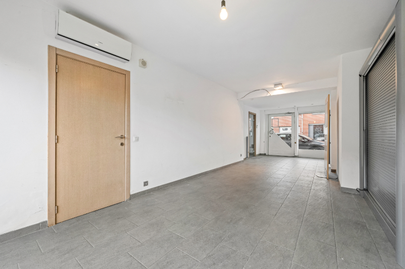 Zonnebeke. Half-open polyvalent ruim gebouw / handelshuis met apart magazijn van +/- 170m2 en  3-5 slaapkamers en apart kantoor / hobby / handelsruimte. Goede staat ! - foto 5