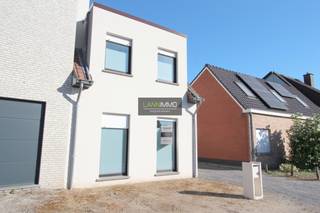 Deze instapklare gerenoveerde woning is beschikbaar vanaf 1 augustus. Op het gelijkvloers start de woning met een ruime inkomhal met open trap...