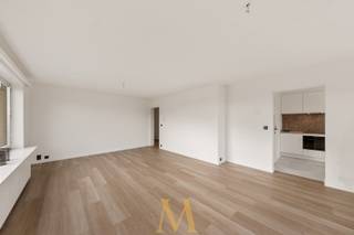 Dit recent volledig vernieuwde hoekappartement op de tweede verdieping combineert ruimte, licht en hedendaags wooncomfort met een centrale ligging in Waregem. Winkels, openbaar vervoer, horeca en het park bevinden zich op wandelafstand, waardoor u geniet van alle dagelijkse voorzieningen binnen handbereik.<br /><br />Bij het binnenkomen wordt u verwelkomd in een ruime inkomhal die toegang biedt tot de lichtrijke leefruimte. Dankzij de hoekligging en de grote raampartijen baadt het appartement de hele dag in het natuurlijke licht. De aparte keuken beschikt over een gezellig terras en een praktische berging met aansluiting voor een wasmachine en droogkast.<br /><br />Verder beschikt het appartement over twee ruime slaapkamers, waarvan één toegang geeft tot een tweede terras. De badkamer is uitgerust met een lavabo en een ligbad met douchefunctie. Bovendien beschikt u over een privatieve kelderberging voor extra opbergruimte.<br /><br />Voor de deur zijn ruime gratis parkeermogelijkheden beschikbaar, zodat u steeds vlot kunt parkeren.<br /><br />Troeven
<ul>
<li>Recent volledig vernieuwd</li>
<li>Twee terrassen</li>
<li>Conforme elektrische installatie</li>
<li>Energiezuinig met EPC-label B</li>
<li>Privatieve kelderberging</li>
</ul>
<br />Interesse of een bezoek?<br />Contacteer Maxime Vanneste via 0498 44 78 00 of info@maximevanneste.be