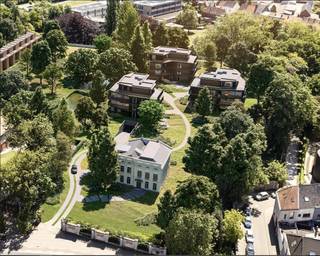 Modern en duurzaam appartement op de tweede verdieping, midden in het kasteelpark de Potuit, omgeven door een landschappelijke tuin.Het appartement...