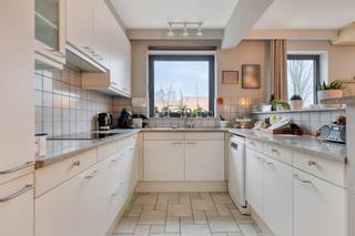 <strong>Zeker investeren in het hart van Schoten – Sale &amp; Lease Back met gegarandeerde huuropbrengst<br /><br /></strong>Bent u op zoek naar een zorgeloze vastgoedinvestering met stabiele, gegarandeerde inkomsten? Of ziet u zichzelf op termijn wonen in dit ruim appartement in het centrum van Schoten?<br />Dan is dit unieke <strong>Sale &amp; Lease Back-aanbod</strong> precies wat u zoekt.<br /><br />Bij deze formule koopt u een kwalitatief appartement waarbij de huidige eigenaar huurder blijft, via een notarieel vastgelegd huurcontract. Zo geniet u meteen van een vaste huuropbrengst, zonder leegstand of verhuurkopzorgen.<br /><br />Dit ruime en hedendaagse appartement biedt alle comfort voor aangenaam wonen én veilig investeren:<br />
<ul>
<li><strong>Royale bewoonbare oppervlakte </strong>van ca. 115 m²</li>
<li><strong>Drie volwaardige slaapkamers</strong>, waarvan twee met directe toegang tot het aangename terras</li>
<li><strong>Volledig ingerichte keuken</strong> met alle hedendaags comfort, aansluitend een praktische berging</li>
<li><strong>Ruime badkamer</strong> met douche en aansluitingen voor wasmachine en droogkast</li>
<li><strong>Zeer ruime dubbele garagebox</strong>, ideaal voor wagen én fietsen, uitgerust met een elektrische poort voor extra comfort en veiligheid</li>
</ul>
<strong><strong><br /></strong><span>Waarom dit een interessante investering is:</span></strong><br />
<ul>
<li><strong>Gegarandeerde huuropbrengst dankzij een 'levenslang' huurcontract</strong><br /><strong>👉 <em>Maandelijkse huur: €1.350</em></strong></li>
<li><strong>Onmiddellijke inkomstenstroom</strong> vanaf de aankoopakte ontvangt u de huurinkomsten</li>
<li><strong>Zorgeloos investeren</strong> dankzij het Sale &amp; Lease Back-concept met vaste huurder</li>
<li><strong>Sterk waardepotentieel</strong> op lange termijn in een gegeerde en centrale ligging</li>
<li><strong>Hedendaags en goed onderhouden appartement</strong>, waardoor geen grote kosten worden verwacht op korte of middellange termijn</li>
</ul>
<span><br />Een slimme keuze voor de toekomst:<br /></span>Dit investeringsvastgoed combineert financiële zekerheid met kwaliteit, comfort en een uitstekende ligging. Een ideale opportuniteit voor wie veilig en toekomstgericht wil investeren in vastgoed.<br /><br />📞 <strong>Interesse?</strong> Neem vandaag nog contact met ons op voor meer informatie en ontdek zelf deze unieke investeringskans in Schoten.