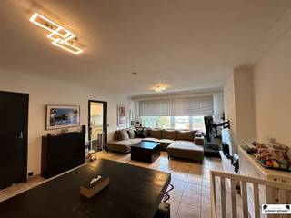 Dit centraal gelegen duplex appartement, op slechts een steenworp afstand van het gemeentepark van Schoten, biedt een ideale woonomgeving...