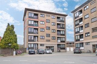 Appartement met <strong>3 slaapkamers </strong>in hartje Sint-Niklaas<br />.<br />De lichtrijke gezellige  living   met leuk terrasje , een praktische moderne witte keuken. Er zijn drie slaapkamers, een aparte badkamer, een gastentoilet en voldoende bergruimte. Ideaal voor gezinnen, starters of investeerders.<br /><br /> c.v op gas , de elektriciteit is<strong> conform, </strong>zijn alle ramen voorzien van <strong>hoogrendementsbeglazing</strong> en is het <strong>dak reeds geïsolee</strong>r<strong>d</strong> = goed voor uw wooncomfort én energiezuinigheid.<br /><br />De ligging is een extra troef: op wandelafstand van winkels, scholen, openbaar vervoer en met een vlotte verbinding naar invalswegen.<br /><br />Een instapklaar appartement voor een schitterende prijs op een centrale locatie – momenteel verhuurd.<br />GARAGE kan bijgekocht worden + 19 000 EURO 