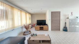 In het hart van Bredene-Dorp bevindt zich deze ruime en bijzonder lichtrijke bel-etagewoning,op wandelafstand van winkels, scholen en openbaar...