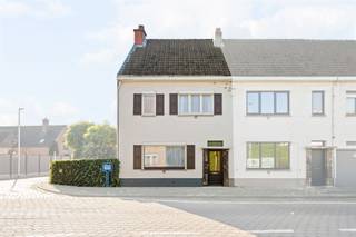 <p>BEZOEKMOMENT ZATERDAG 31/10 10U- 12U (ENKEL OP AFSPRAAK)</p><p>Droom je van een plek met ruimte, groen en een knap uitzicht? Deze ter renoveren, halfopen woning ligt super landelijk aan het gezellige dorpsplein van Sint-Anna, met direct zicht op de velden. Een verrassend ruim perceel van 1096 m² geeft je alle vrijheid om er je eigen thuis van te maken.</p><p>Gelijkvloers vind je een leefruimte met keuken, een veranda en een kleine badkamer. Op de eerste verdieping zijn er 2 à 3 slaapkamers, ruim genoeg om de indeling naar eigen smaak aan te passen. De woning is toe aan renovatie, een mooie kans om volledig je eigen stijl toe te voegen.</p><p>Buiten zit je meteen midden in de natuur. Voor wandelaars is dit een droomlocatie: stap de deur uit en geniet van de rust en de weidse velden.</p><p>✅ Halfopen woning met veel potentieel<br />✅ Ruim perceel van 1096 m²<br />✅ Aparte, zeer ruime garage<br />✅ Super landelijke ligging, uitzicht op velden<br />✅ Aan het gezellige dorpsplein van Sint-Anna<br />✅ Ideaal voor wandelaars<br />✅ Leefruimte met keuken, veranda en badkamer<br />✅ 2 à 3 slaapkamers op de eerste verdieping</p><p>Een kans om jouw droomwoning te creëren op een unieke locatie, plan snel een bezoek!</p><p>BOEK NU ZELF JOUW AFSPRAAK OP ONZE WEBSITE!</p><p>📩 gilles@woonvast.be — 📞 0491 94 95 38 — 🌐 www.woonvast.be</p>