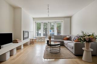 JOURNÉE DE VISITES le SAMEDI 20 JUIN – uniquement sur rendez-vous !<br /><br />Vous êtes à la recherche d’une maison familiale prête à emménager dans un emplacement de premier choix à Alost ? Cette élégante maison de ville située sur la très prisée Parklaan combine espace, confort et excellente accessibilité. À quelques pas du parc Osbroek, vous profitez d’un environnement verdoyant, idéal pour une promenade relaxante ou une activité sportive. Grâce à ses finitions de qualité, ses nombreuses fenêtres et son agencement réfléchi, cette habitation offre un cadre de vie lumineux et agréable. La maison est équipée de magnifiques parquets, d’une cuisine récente de qualité et d’une salle de bains rénovée, vous permettant d’y emménager immédiatement sans travaux.<br /><br />La maison se compose de quatre niveaux complets, d’un garage intégré, d’un emplacement de parking privatif devant la maison ainsi que d’une terrasse facile d’entretien. Vous bénéficiez également d’une situation stratégique à proximité du centre-ville d’Alost, des commerces, des écoles, des transports en commun et des principaux axes routiers.<br /><br />Rez-de-chaussée<br />+ Hall d’entrée<br />+ Grand garage intégré avec espace pour une voiture, des vélos et du rangement supplémentaire<br />+ WC invités<br />+ Buanderie pratique<br />+ Local technique<br />+ Cour / terrasse aménagée nécessitant peu d’entretien<br />+ Emplacement de parking privatif devant la maison<br /><br />Premier étage<br />+ Séjour spacieux et lumineux<br />+ Salle à manger<br />+ Cuisine ouverte de qualité<br />+ Accès direct à l’agréable terrasse<br /><br />Deuxième étage<br />+ Hall de nuit<br />+ Chambre 1 (21 m²)<br />+ Chambre 2 (20 m²)<br />+ Salle de bains élégante<br /><br />Troisième étage<br />+ Espace multifonctionnel de 22 m², idéal comme troisième chambre, bureau à domicile ou espace loisirs<br /><br />Atouts supplémentaires<br />+ Situation privilégiée sur la très recherchée Parklaan<br />+ À distance de marche du parc Osbroek<br />+ Maison prête à emménager avec finitions luxueuses<br />+ Trois chambres particulièrement spacieuses<br />+ Espace extérieur facile d’entretien<br />+ Excellente connexion vers le centre-ville, les commerces, les écoles et les axes routiers<br /><br />Cette maison est le choix idéal pour les familles, les couples ou les personnes en télétravail à la recherche d’une habitation spacieuse et parfaitement entretenue dans un emplacement de premier ordre à Alost.<br /><br />Pour plus d’informations ou pour organiser une visite, contactez-nous via brian.rollier@albert.immo ou au 0472 98 02 27.<br /><br />Chez Albert, vous êtes chez vous !