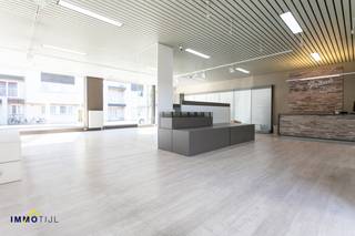 Uitzonderlijke eigendom: Handelspand + Magazijn + Appartement op te Sint-Gillis!Bent u op zoek naar een commerciële toplocatie, waar u wonen en...