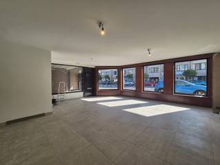 <p><span>Bent u op zoek naar een ruim en energiezuinig appartement op een uitstekende locatie? Dit prachtige triplex appartement, gelegen in het centrum van Wetteren, biedt tal van mogelijkheden. Dankzij de indeling is het pand niet alleen ideaal als gezinswoning, maar ook perfect voor wie wonen en werken wil combineren. De ruime gelijkvloerse verdieping kan bijvoorbeeld ingericht worden als praktijkruimte, bureau, speelkamer of polyvalente ruimte.</span></p><p><span>Via de inkomdeur betreedt u onmiddellijk de ruime gelijkvloerse ruimte, die volledig naar eigen wens kan worden ingevuld. Vervolgens brengt de trap u naar de eerste verdieping, waar u wordt verwelkomd in een inkomhal met een apart gastentoilet en lavabo. Hier bevindt zich ook de bijzonder ruime en lichtrijke leefruimte met een volledig uitgeruste open keuken. Aansluitend aan de keuken vindt u een aangenaam terras waar u in alle rust kunt genieten.</span></p><p><span>Op de tweede verdieping bevinden zich drie volwaardige slaapkamers en een moderne badkamer, uitgerust met een inloopdouche, een lavabo met badkamermeubel en een tweede toilet.</span></p><p><span> </span></p><p><span>Troeven van dit appartement:</span></p><p><span> </span></p><ul><li><span>Topligging in het centrum van Wetteren</span></li><li><span>Zeer energiezuinig</span></li><li><span>Zonnepanelen</span></li><li><span>Verwarming via warmtepomp</span></li><li><span>Onmiddellijk beschikbaar</span></li></ul><p><span> </span></p>